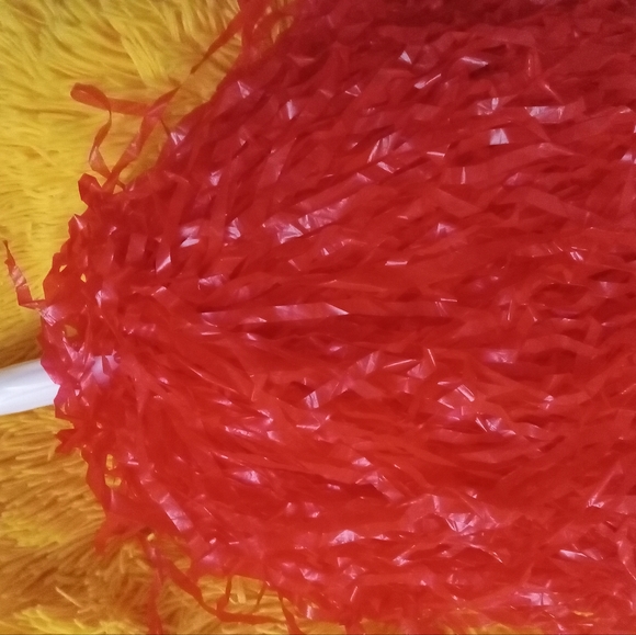Red pom pom - Picture 2 of 2